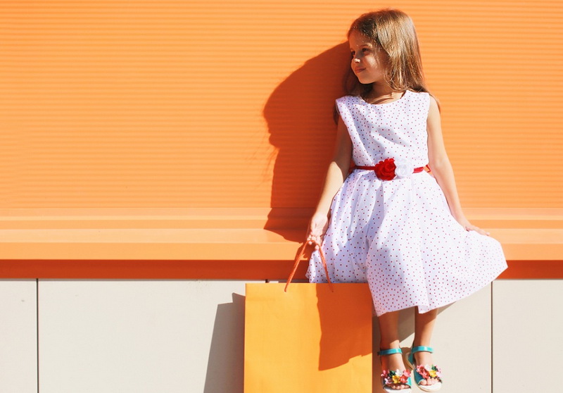 small-girl-sunny-shopping