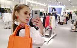 Тельняшка, жилет и косынка. Смотрите, как черно-белый «лук» преобразил будущего медика