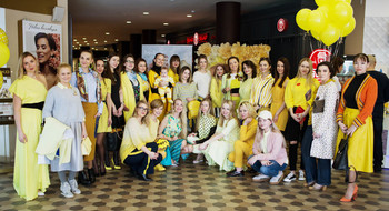Фоторепортаж: желтый PRET-A-PORTAL Fashion Coffee в ТЦ Метрополь
