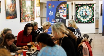 Белорусов позвали бесплатно научиться вытинанке и набиванке