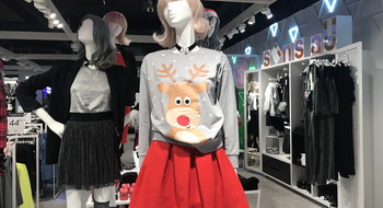 Одежда с новогодней символикой в магазинах Минска
