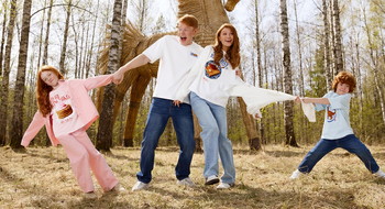 С блинами на футболках. В Беларуси выпустили коллекцию одежду по Масленице