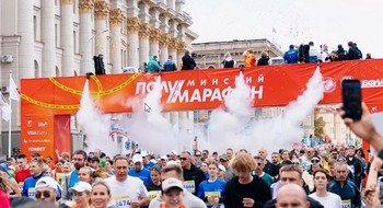 Людей ни конца ни края. По центру Минска пробежали десятки тысяч человек