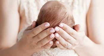 Уход за первыми волосами малыша: что нужно знать неопытным мамам